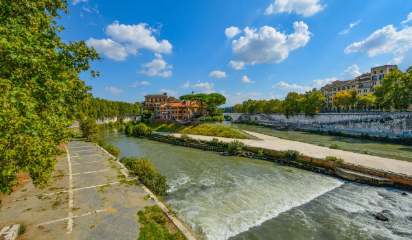 Rieka Tiber v Ríme a jej okolie.