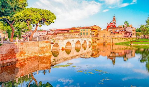 Mesto Rimini ponúka turistom široké spektrum zábavy - aquaparky, zábavné centrá, kiná, bary, diskotéky a obchodné ulice.
