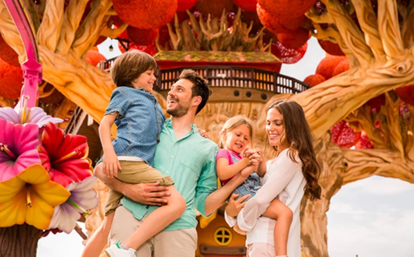 Šťastná rodina s deťmi na výlete v nemeckom zábavnom parku Europa-Park