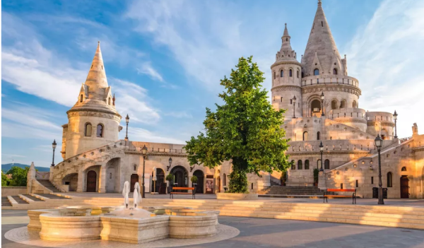 Rybárska bašta v Budapešti, ktorá je obľúbenou turistickou destináciou v meste Budapešť.