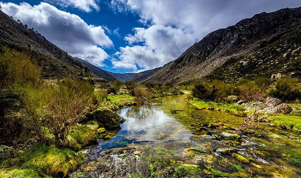 Serra de Estrela, Portugalsko, patrí medzi obľúbené miesta pre turistov, ktorí milujú turistiku v prírode.