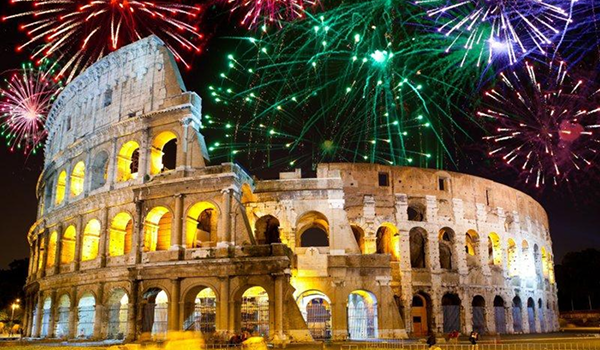 Veľkolepý Silvester v Ríme s novoročným ohňostrojom nad ikonickou pamiatkou starovekého Kolosea.