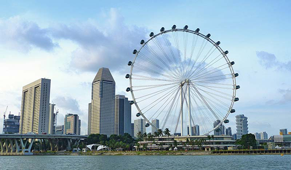 Pohľad na Singapore Flyer, obrovské vyhliadkové koleso.