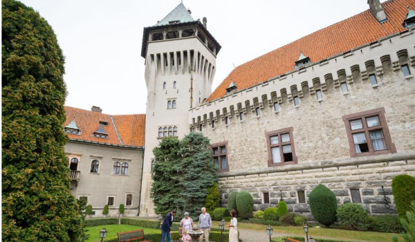 Pohľad na nádvorie Smolenického zámku.