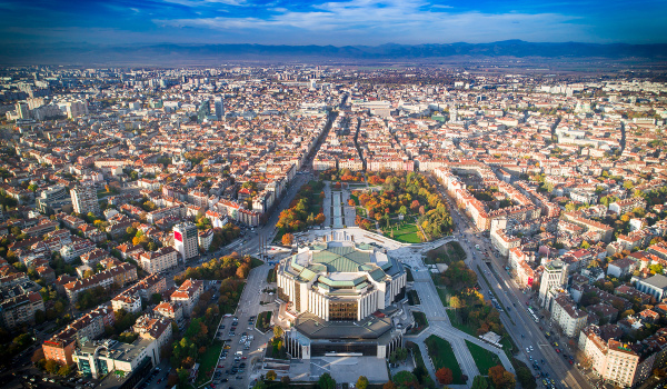Sofia, hlavné mesto Bulharska ponúka kultúru, históriu, kaviarne, galérie a moderné centrum plné života.
