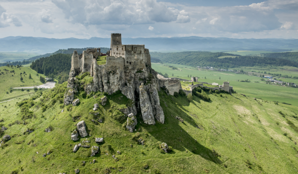 Spišský hrad, ktorý bol vybudovaný v 12. storočí na mieste pôvodného hradu.