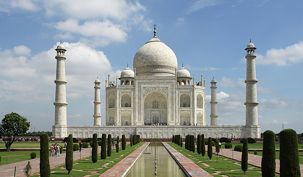 Pohľad na Taj Mahal v Ázii, ktorý je súčasťou zoznamu pamiatok UNESCO.