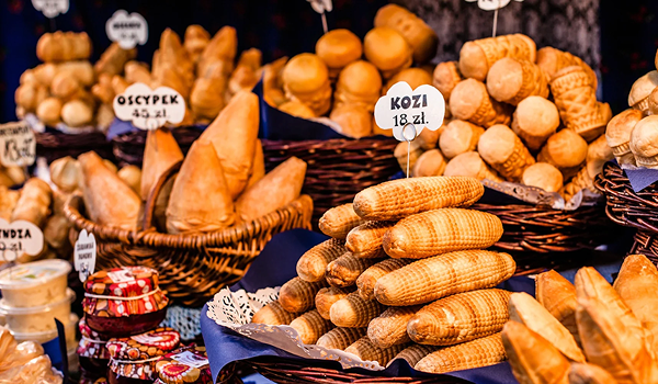 Na poľských trhoch je detailný záber na tradičný údený syr oscypek, ktorý je tu vystavený na predaj v prútených košoch.