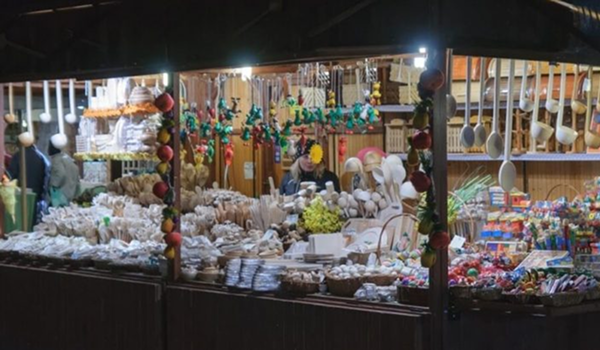 Stánok na vianočných alebo remeselných trhoch v Poľsku ponúka rôzne drevené, prútené a ručne robené výrobky.