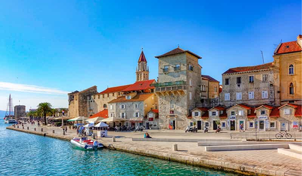Trogir, Chorvátsko, je obľúbenou dovolenkovou destináciou turistov, ktorí milujú spojenie mora a histórie.