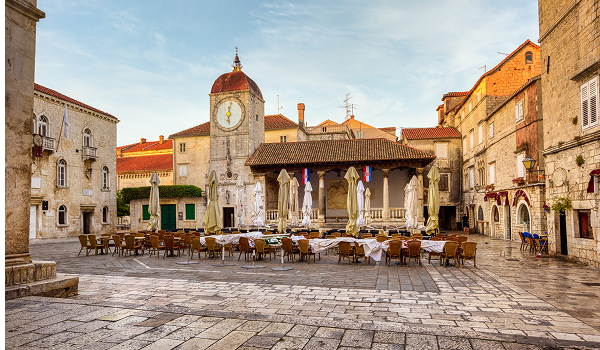 Historická časť mesta Trogir poskytuje pre milovníkov histórie unikátne pohľady.