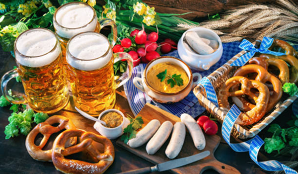 Pohľad na typické jedlá na Oktoberfeste.
