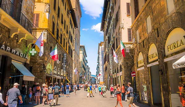 Ulica Via dei Calzaiuoli, Florencia, poskytuje na každom rohu niečo iné - pamiatky, kaviarne a rôzne predajne.