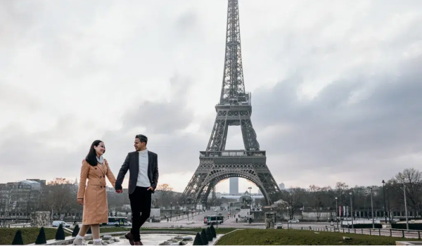 Pár je na valentínskom zájazde v Paríži.