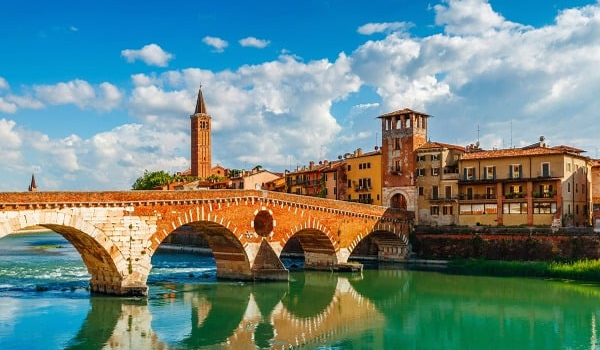 Verona je romantické mesto v Taliansku.