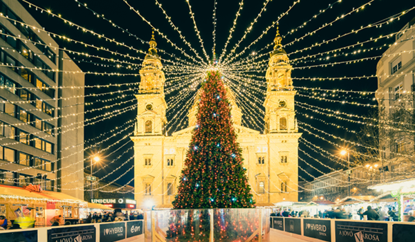 Vianočné trhy v Budapešti pri Bazilike sv. Štefana sú osvetlené s veľkým vianočným stromčekom a klziskom uprostred námestia.