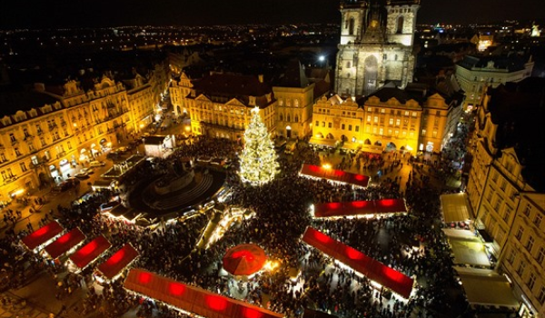 Vianočné trhy v Prahe, ktoré v období Vianoc každý rok navštívi množstvo turistov.