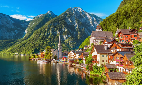 Rozprávkový výhľad na idylickú alpskú dedinku Hallstatt v Rakúsku ležiacu priamo na brehu jazera, ktorá je ideálnou destináciou na romantický víkendový pobyt pre dvoch.