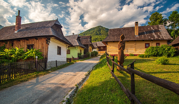 Záber na náučný chodník Vlkolínec, Slovensko.