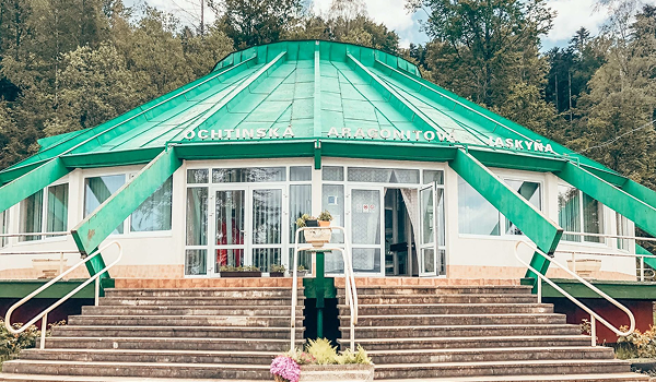 Vstup do Ochtinskej aragonitovej jaskyne, ktorá sa nachádza na juhu Slovenska.