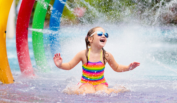 Osviežujúca zábava v striekajúcej vode pod pestrofarebnými oblúkmi je hlavným lákadlom pre rodinný výlet do aquaparku Chochołowskie Termy.