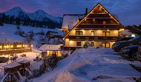 Pohodlné ubytovanie v horskom hoteli v zime, vhodné pre lyžiarske zájazdy.