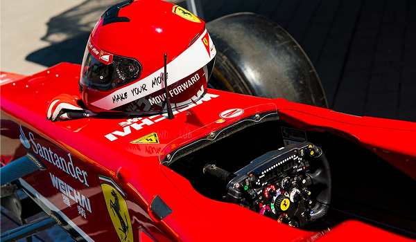 Detailný pohľad do kokpitu monopostu Ferrari s prilbou počas víkendu F1 na okruhu Hungaroring.