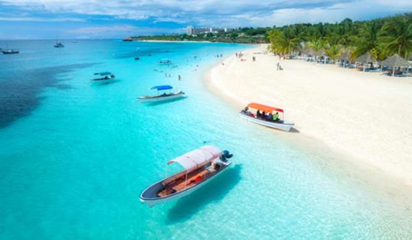 Pohľad na Zanzibar, lode a pláž.
